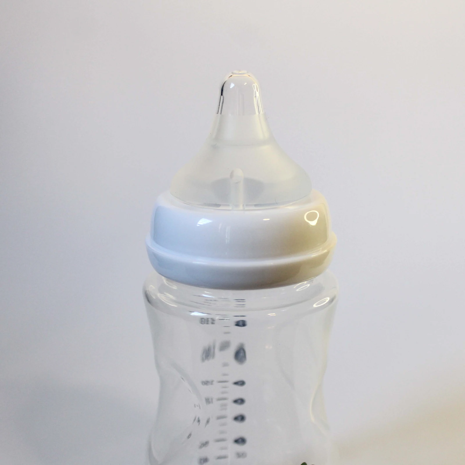 Baby Bee Blossom 240 ml feeding bottle with numbered markers for the teat tip, wide latch, and air-release valve.